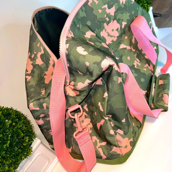 NEW GIRL’S/JUNIORS CAMO/PINK DUFFLE BAG - Picture 5 of 6
